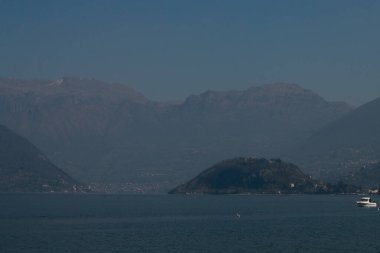 Bergamo, İtalya: 10-02-2022: Oglio Nehri tarafından beslenen İtalya 'nın Lombardiya kentindeki dördüncü büyük göl olan Iseo Gölü Panoramiği.