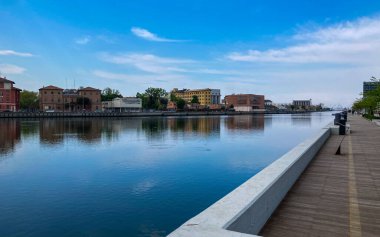 Bergamo, İtalya: 10-02-2022: Oglio Nehri tarafından beslenen İtalya 'nın Lombardiya kentindeki dördüncü büyük göl olan Iseo Gölü Panoramiği.