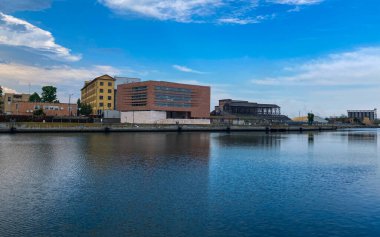 Bergamo, İtalya: 10-02-2022: Oglio Nehri tarafından beslenen İtalya 'nın Lombardiya kentindeki dördüncü büyük göl olan Iseo Gölü Panoramiği.