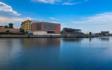 Bergamo, İtalya: 10-02-2022: Oglio Nehri tarafından beslenen İtalya 'nın Lombardiya kentindeki dördüncü büyük göl olan Iseo Gölü Panoramiği.