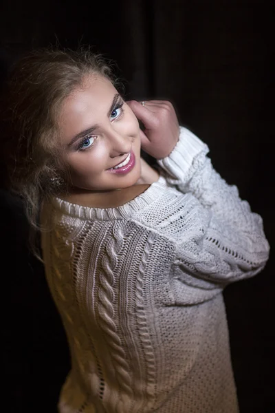 Piękna dziewczyna w biały sweter — Zdjęcie stockowe