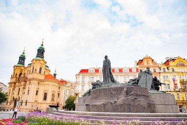 Jan Hus anıtı, 1915 yılında Eski Şehir Meydanı 'nda tamamlanan ünlü bir şehidi resmeden büyük bir taş ve bronz anıttır. 23 Temmuz 2016 'da Prag, Çek Cumhuriyeti' nde çekildi.