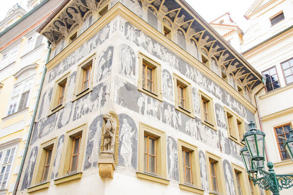 Дом "У подножия" - очень интригующее и интересное, историческое здание, датируемое XV веком, рядом с часами. Кафка жил здесь с 1889 по 1896 год. Снято в Праге, Чехия 23 июля 2016 г.