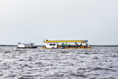 5 Haziran 2019 'da Brezilya' nın Manaus kentindeki Rio Negro nehrindeki Ipiranga Yüzen Benzin İstasyonu 'nda yakıtı doldurmak için bekleyen bir tekne.