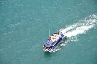 9 Aralık 2010 'da Kaikoura, Yeni Zelanda' daki Balina İzleme Turu 'na turist getiren tekneler