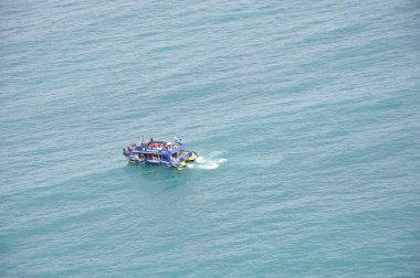 9 Aralık 2010 'da Kaikoura, Yeni Zelanda' daki Balina İzleme Turu 'na turist getiren tekneler