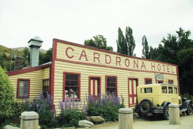 Tarihi Cardrona Oteli. Altına hücum mahsulünün ayırt edici otelidir. 5 Aralık 2010 'da Cardrona, Yeni Zelanda' da çekildi.
