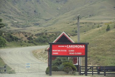 Cardrona Alp Resort tabelası. Cardrona Alp Resort, Yeni Zelanda 'nın Güney Adası' nda bir dağlık tatil köyüdür. 5 Aralık 2010 'da Cardrona, Yeni Zelanda' da çekildi.