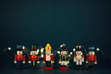 Simli yeşil arka planda ahşap fındıkkıran oyuncakları.