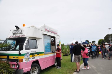 İnsanlar, 28 Kasım 2010 'da Timaru, Yeni Zelanda' da Caroline Bay 'deki dondurma kamyonundan dondurma alıyor.