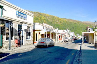 Arrowtown 'da alışveriş yapıyor. Arrowtown, Yeni Zelanda 'nın Güney Adası' nın Otago bölgesinde yer alan tarihi bir altın madencisidir. 3 Aralık 2010 'da Arrowtown Yeni Zelanda' da çekildi..