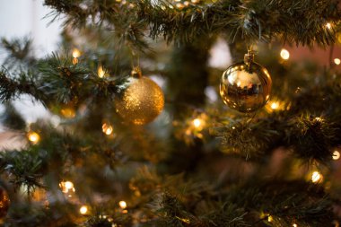 Işıklı Noel ağacı ve yumuşak odaklı süslemeler