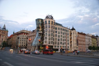 ünlü dans evi ile sokak görünümü