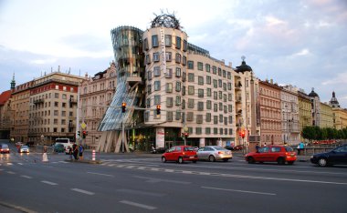 ünlü dans evi ile sokak görünümü