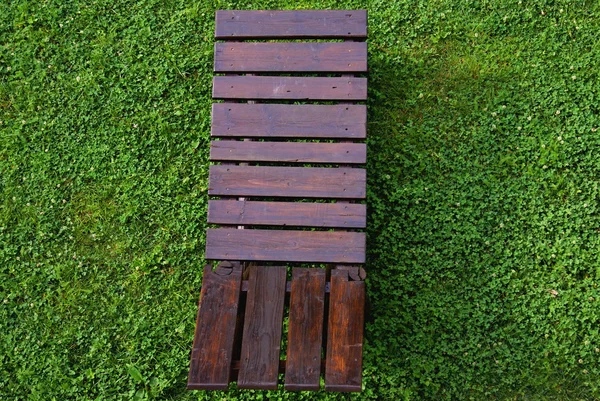 Sillón de madera en la hierba verde — Foto de Stock