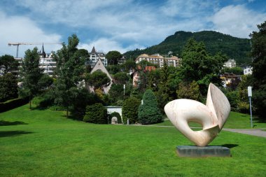 İsviçre 'nin Montreux kentindeki Leman (Cenevre) Gölü kıyısında ağaçlar ve yeşil çimlerle çevrili bir şehir..