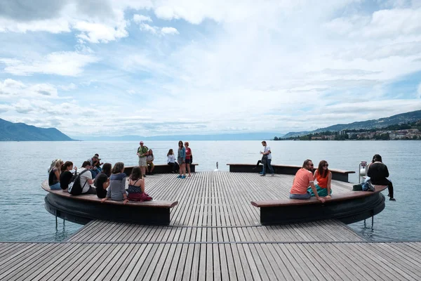 Montreux Suisse Juillet 2021 Les Touristes Qui Détendent Sur Plateforme Images De Stock Libres De Droits