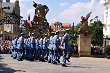 Prag Kalesi muhafızları törende, değiştirme
