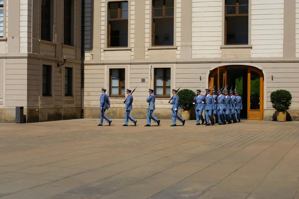 Veranderen van de ceremonie van de bewakers bij de Praagse burcht — Stockfoto