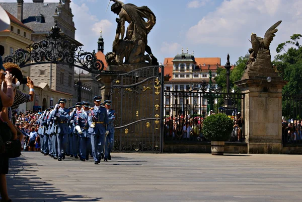Veranderen van de ceremonie van de bewakers bij de Praagse burcht — Stockfoto