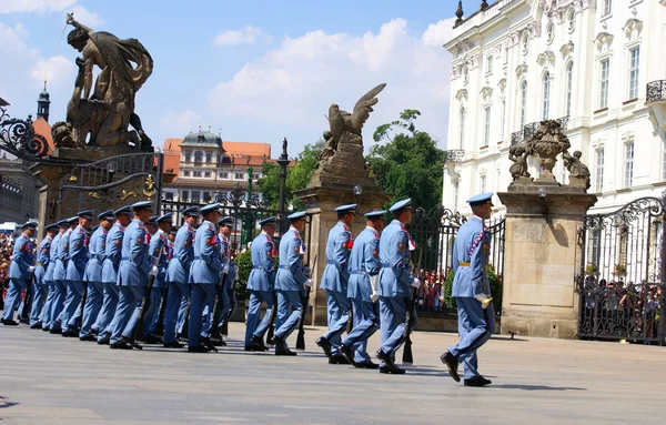 Veranderen van de ceremonie van de bewakers bij de Praagse burcht — Stockfoto