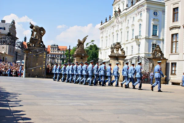 Cambio della Cerimonia delle Guardie al Castello di Praga — Foto Stock