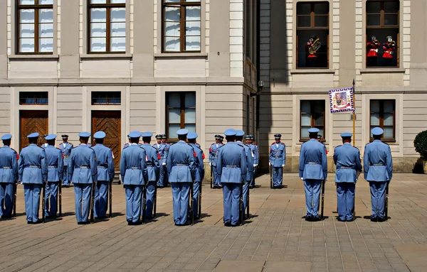 Wymiana osłony uroczystości na Zamku Praskiego — Zdjęcie stockowe