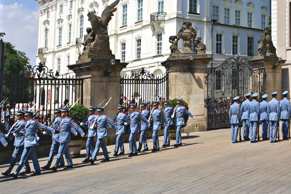 Střídání stráží ceremoniálu na Pražském hradě — Stock fotografie