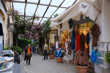 Positano, Amalfi Sahili, İtalya - 5 Kasım 2021. Positano 'daki Amalfi Sahili, Salerno ili, Campania, İtalya' daki sokaklar ve canlı dükkanlar. 