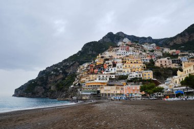Positano tatil köyü manzarası Amalfi Sahili, Salerno ili, Campania, İtalya
