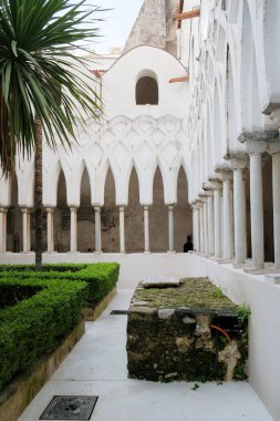 İtalya, Campania, Salerno ili, Amalfi Sahili, Piazza del Duomo Amalfi 'deki Ortaçağ Katolik Katedrali. Cennet Manastırı 'ndaki beyaz sütunlar Arap-Norman tarzında.. 