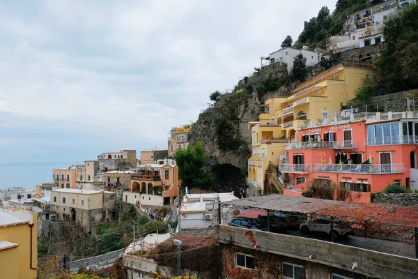 Positano, Amalfi Sahili, İtalya - 5 Kasım 2021. Renkli binaları olan Positano tatil köyü manzarası ve Amalfi Sahili, Salerno ili, Campania, İtalya. 