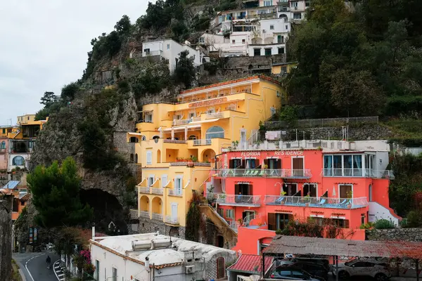 Positano, Amalfi Sahili, İtalya - 5 Kasım 2021. Renkli binaları olan Positano tatil köyü manzarası ve Amalfi Sahili, Salerno ili, Campania, İtalya. 