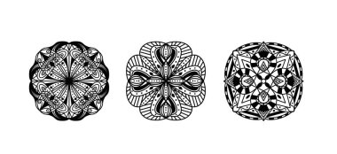 Beyaz arka planda izole edilmiş dört adet etnik yuvarlak Mandala süsü. Kına dövmesi tasarımı. Vektör illüstrasyonu
