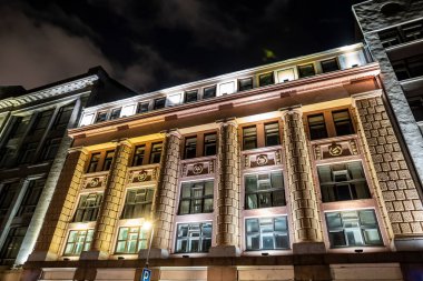 Şehrin aydınlatılmış eski evleri, kiliseleri ve kale duvarları olan gece manzarası.