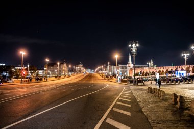 Şehrin aydınlatılmış eski evleri, kiliseleri ve kale duvarları olan gece manzarası.