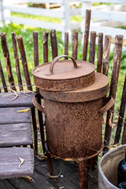 Sonbahar gökyüzünün arka planında, üzerinde eski şişeler ve ahşap bir masa olan sakin bir hayat. 