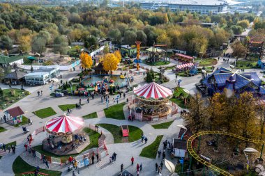 İzin gününde, bir çocuk eğlence parkında güzel bir kız. 