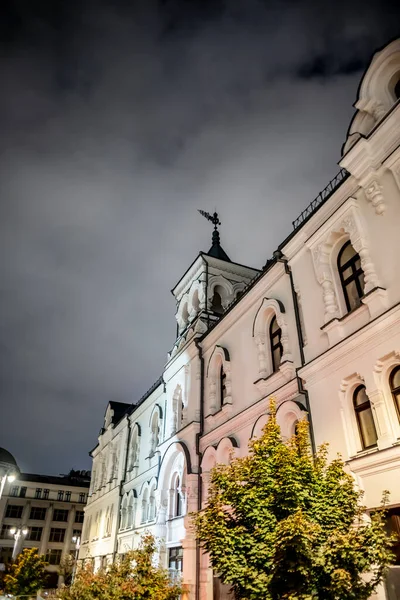 古い家や教会や要塞の壁がライトアップされた街の夜景 — ストック写真