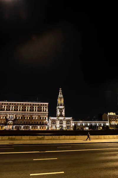 Paisaje Nocturno Ciudad Con Casas Antiguas Iluminadas Iglesias Una Muralla — Foto de Stock