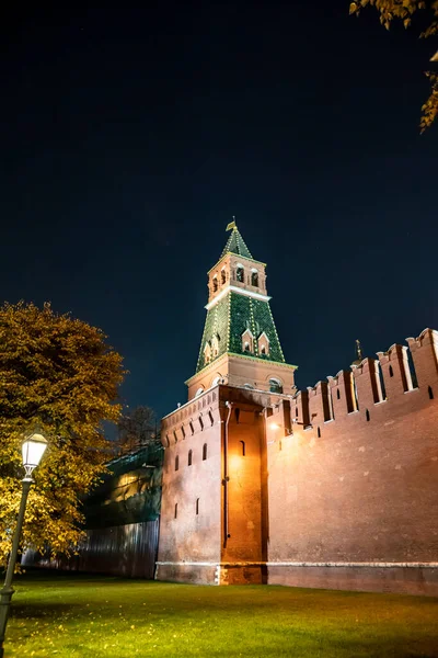 Nocny Krajobraz Miasta Oświetlonymi Starymi Domami Kościołami Murem Obronnym — Zdjęcie stockowe