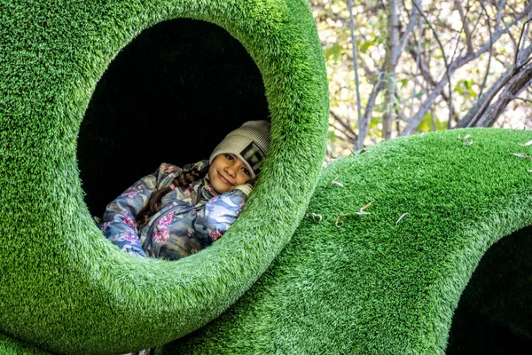 Dziewczyna Jesiennym Ubraniu Zielonej Wiosce Gnome Zielonymi Zwierzętami Słoneczny Jesienny — Zdjęcie stockowe