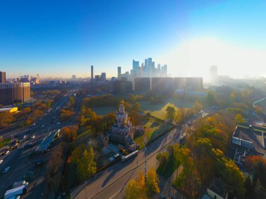 Şehir iş dünyasının panoramik görüntüsü. Sabahın köründe sisli gökdelenler. İnsansız hava aracından çekilmiş. 
