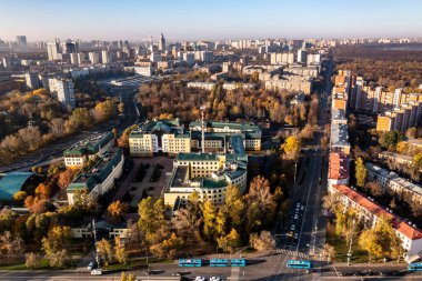 Şehir iş dünyasının panoramik görüntüsü. Sabahın köründe sisli gökdelenler. İnsansız hava aracından çekilmiş. 
