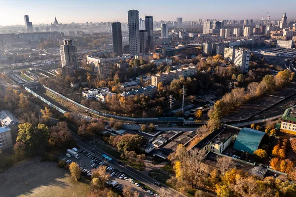 Een Panoramisch Uitzicht Stad Business Wolkenkrabbers Ochtend Mist Bij Zonsopgang — Stockfoto