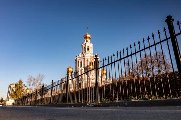 Panorámás Kilátás Nyílik Egy Gyönyörű Régi Templom Kora Reggel Válaszút — Stock Fotó