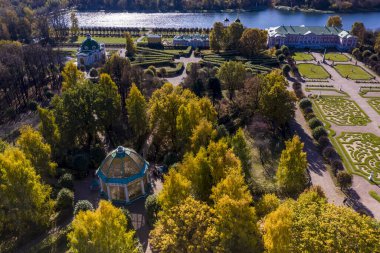 Müze ve park kompleksi Kuskovo 'nun sonbaharın başlarında insansız hava aracı yüksekliğinden panoramik görüntüsü 