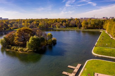Müze ve park kompleksi Kuskovo 'nun sonbaharın başlarında insansız hava aracı yüksekliğinden panoramik görüntüsü 