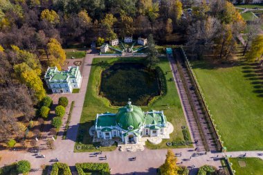 Müze ve park kompleksi Kuskovo 'nun sonbaharın başlarında insansız hava aracı yüksekliğinden panoramik görüntüsü 
