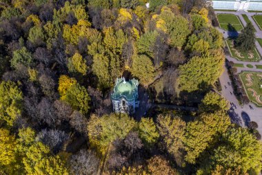 Müze ve park kompleksi Kuskovo 'nun sonbaharın başlarında insansız hava aracı yüksekliğinden panoramik görüntüsü 